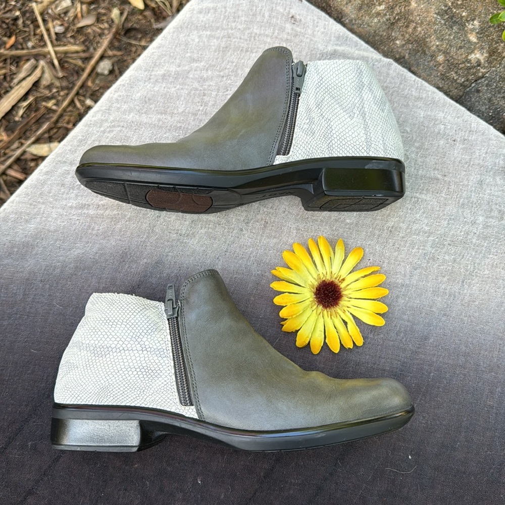 🩷 NAOT; Stylish Ankle Booties in Lt. Gray Snakeskin & Dk. Gray Leather; Sz. 7.5 - Picture 2 of 9